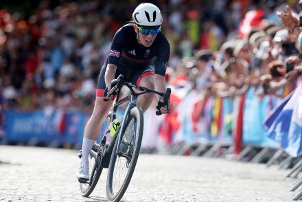 車に自転車が突っ込む「ショッキングな瞬間」　レース中に…五輪女子ロード銀メダリストがあわや大事故