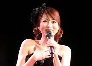 ＜渡辺美奈代＞本当に54歳？　黒のミニワンピですらり美脚　“絶対領域”披露に「スタイル良すぎ」「カッコ可愛くてお似合い」の声