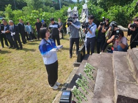 「おじいちゃん、メダル取ってきたよ」…許海実、“独立闘士”五世の祖父の墓地へ