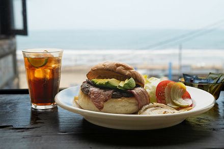 ハンバーガーとラムコーク！ アメリカンな夏を満喫するならR134沿い【シードレス バー】へ