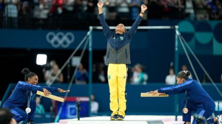 体操女子、金メダルのブラジル選手を両側の米選手が祝福　表彰式の一場面