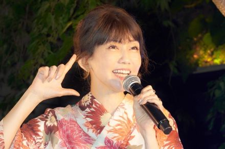 ＜松本伊代＞ダリア柄の浴衣で「センチメンタルジャーニー」を披露　「みなさん、私と一緒に16歳になって」　親衛隊も駆けつける