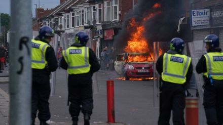 暴動拡大の英国、各国から注意勧告相次ぐ