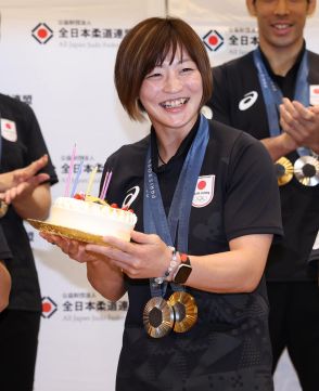 金メダルの角田夏実、サプライズバースデーケーキ登場に「人生で一番最高の誕生日」…パリ五輪柔道代表帰国