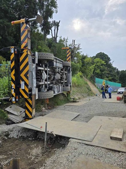 横浜・戸塚区の下水道整備工事現場でクレーン車横転　家屋や車損壊、停電も