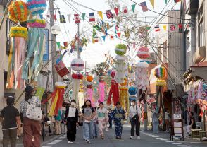 商店街彩る吹き流し　花巻・土沢夏まつり開幕