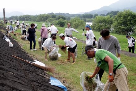 まちを守る堤防に感謝し、住民たちで河川敷を草刈り　京都・福知山市