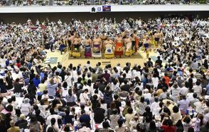 大相撲岐阜場所、迫力の取組　ファンら約４５００人沸く