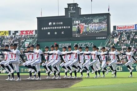 興南、49代表校のトップを切って入場行進　スタンドから拍手や指笛　夏の甲子園の開会式