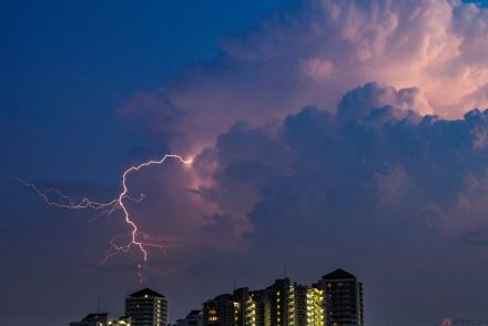 急に雷雲が接近！ ツーリング中ならどう対処するべき？