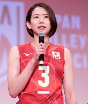 バレー古賀紗理那、左足に血がにじむ夫西田有志と２ショット「ゴリラくんも頑張りました」