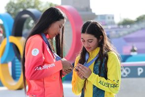 五輪公式が拡散したスケボー女子の清々しい文化を世界絶賛　勝敗を超えた「素晴らしいスポーツマンシップ！」