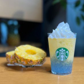 “暑すぎる日”にゴクゴク飲める爽やかさ「サンシャイン パイン フラペチーノ」夏の海のような青、黄、白のコントラスト