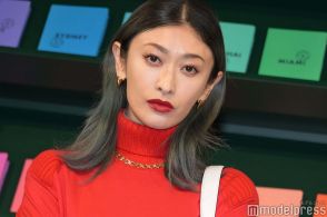 山田優、ミニ丈ワンピで美脚大胆披露 韓国旅行満喫ショットに「さすがのスタイル」「憧れ」の声