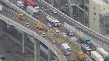 【速報】首都高速が“緑豆まみれ” トラック同士が接触事故　けが人なし