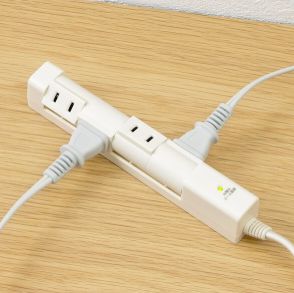 大きいプラグでも干渉しない差込口が回転する電源タップ