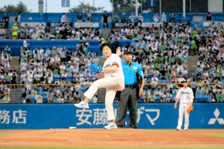 小池百合子都知事が始球式で剝離骨折