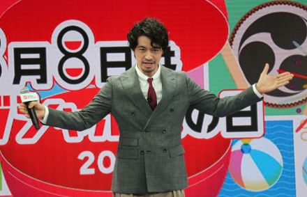 “ガシャポン先生”の斎藤工が8月8日の「ガシャポンの日」をPR。「レバーを回している時間はヨガ的な感覚」