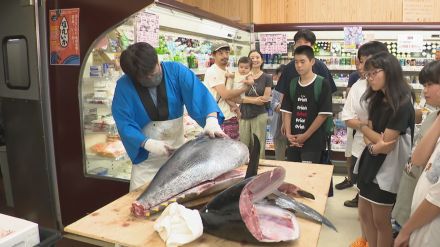 県境の小さな村にある「山のお店」でマグロの解体ショー　店内は年に2回のお祭り騒ぎ「村になくてはならない存在」人気の「あや母ちゃんの総菜」求め県内外から買い物客