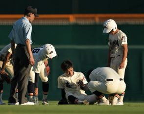 英明の選手が足がつったような仕草、一時退くも復帰　夏の甲子園