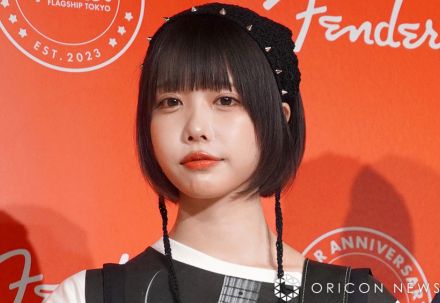 あのちゃん「何年振りかわからない」ディズニー楽しむ　超ミニ美脚コーデでミッキーマウスと2ショット撮影