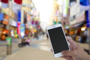 スマホ大手4社、外出時どこがつながりやすい？　通信はソフトバンク、サービス満足度はKDDIが1位...なぜ？調査担当者に聞いた