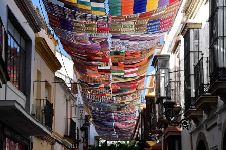 日差し和らげる手編みの天幕 スペイン