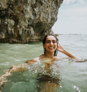 「子どもの前ではやめて」海やプールで“露出度の高い水着”を着ることについて激しい論争が勃発...オーストラリアでは際どいビキニを禁じたビーチも