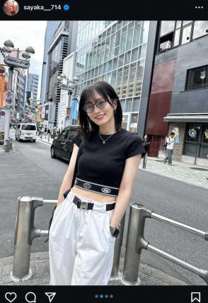 山本彩　センター街でへそ出しモノトーンファッションS！フォロワー絶賛「可愛い」「腹筋！」「魅力的」