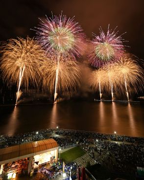 祭りの熱気　惜しむ大輪／青森花火大会