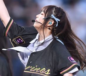 19歳〝元気満点〟爽やか美女が黒ミニスカひらり、ノーバウンド投球を披露し大喜び!!ライブでもキレキレダンス披露