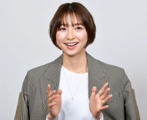 篠田麻里子、現役メンバーに劣らないミニスカ姿を披露　「全然変わらない」「現役でいける」絶賛