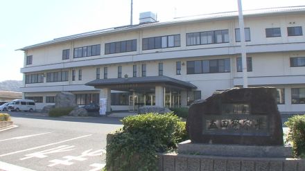 「息子が職場の先輩から暴行を受けてケガをした」　後輩の顎を殴り、背中をほうきで叩き、馬乗りで腹部を殴る…腰の骨を折り、内臓に外傷　会社員の男（30）を逮捕　