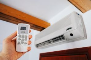 エアコンはつけるときに「最も電気代がかかる」と聞きました。日中に2時間ほど買い物に行く場合、エアコンは「つけっぱなし」と「消す」のとではどちらが電気代が安いですか？