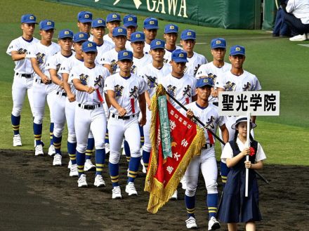 甲子園開場100年　夏の全国高校野球開幕、聖光学院ナインが堂々行進