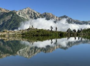 標高２０６０メートルの「天空の鏡」、八方池包む白雲に〝緑の島〟が浮かぶ　長野・白馬　行ってみたい　水のある風景