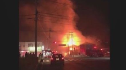 住宅３棟焼く火事　焼け跡から性別不明の１人の遺体見つかる…この家に住む50代とみられる男性と連絡取れない状態　約６時間後に消し止められる　消防など火事の原因を調べる　福岡・北九州市