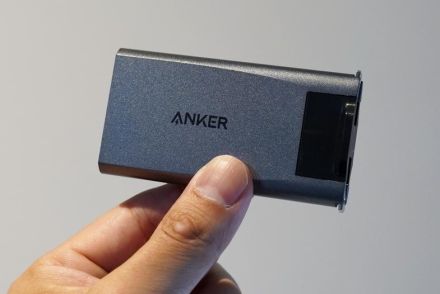 これはAnkerの新作、「変形する充電器」。どう変形するか、わかったらきっと天才