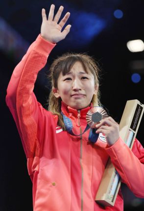 須崎、涙の銅メダル　喪失感乗り越え、新たな一歩―レスリング女子〔五輪〕