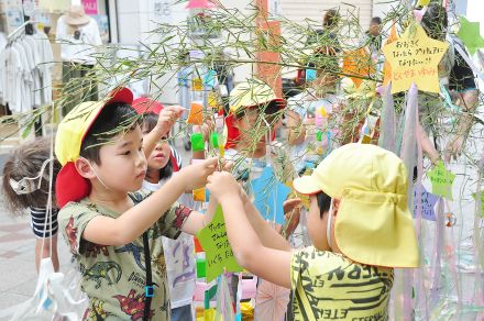 商店街彩る七夕飾り　奄美市名瀬　子どもらが短冊に願い込め