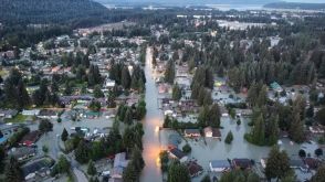 温暖化と大雨で氷河湖が決壊、アラスカで「未曽有の」洪水