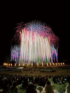 「華やかに美しく舞う花火」11月に1万1100発　川口の荒川運動公園で　19日から有料席のチケット販売　川口商工会議所、鳩ケ谷商工会との組織統合を記念した大会に