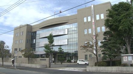 側溝で胸に”刃物”刺さった女性遺体…自殺か