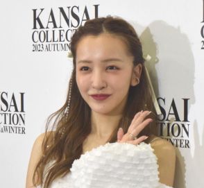 板野友美「ビキニ」×「グラサン」×「夏」のトリプルコンボで「パワーチャージ」