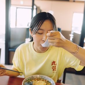 「ジャーナルスタンダード レリューム」と「丸源ラーメン」がコラボ　4種のTシャツを販売