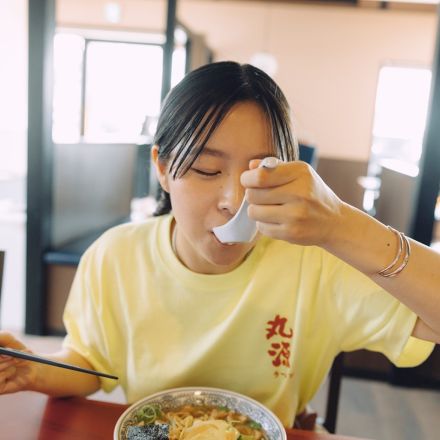 「ジャーナルスタンダード レリューム」と「丸源ラーメン」がコラボ　4種のTシャツを販売