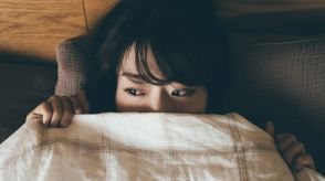 眠れない夜は「椅子にもたれてみよう」体が硬くてもできる！心身の緊張をゆるめる前屈ストレッチ