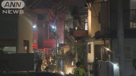 「家が燃えている」東京・北区で住宅燃える火事　男性住人の安否不明