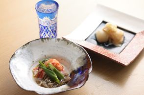 京都・中京区にある食堂を超えた食堂。京都市中央市場の魚屋が腕を振るう魚料理や肉料理を気さくに味わって！