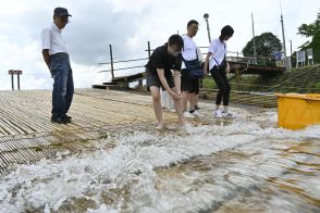 水しぶき、涼を求めて…　栃木・那須烏山の「矢沢のヤナ」観光客でにぎわう